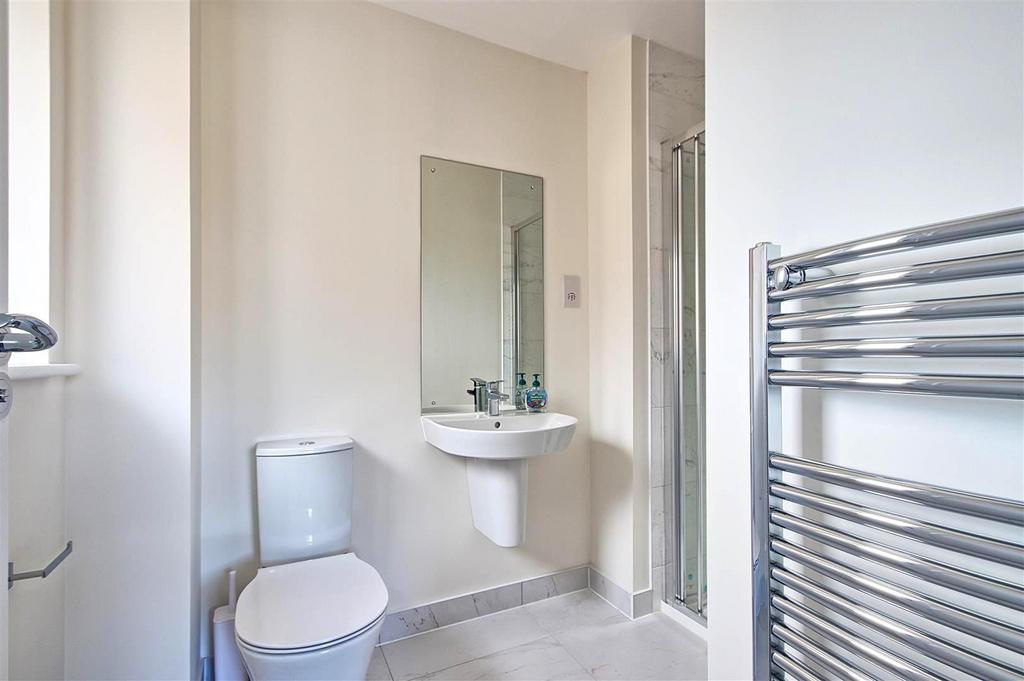Ensuite - Bed 2.jpg