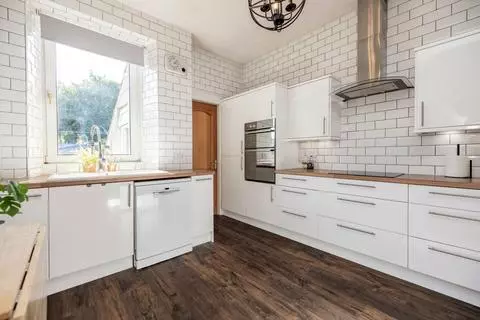 3 bedroom flat for sale