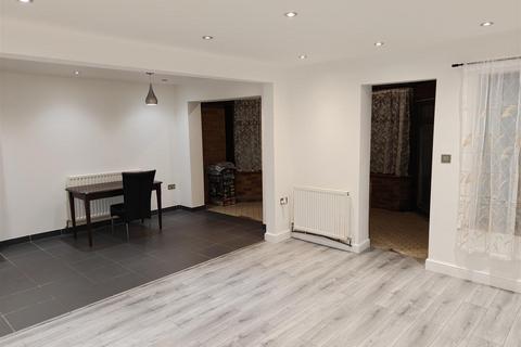 4 bedroom property to rent, Leven Walk, Bedford