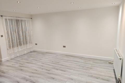 4 bedroom property to rent, Leven Walk, Bedford