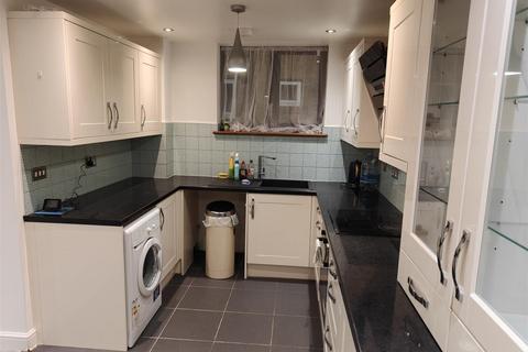4 bedroom property to rent, Leven Walk, Bedford