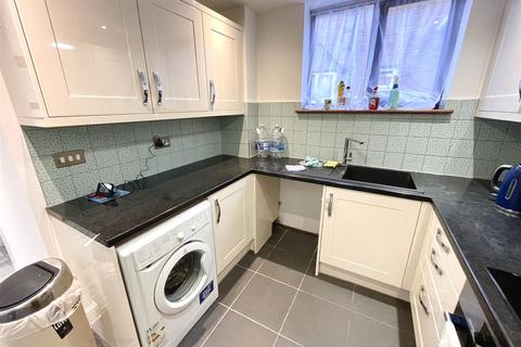 4 bedroom property to rent, Leven Walk, Bedford