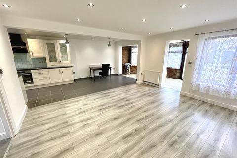 4 bedroom terraced house to rent, Leven Walk, Bedford
