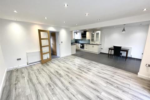 4 bedroom terraced house to rent, Leven Walk, Bedford