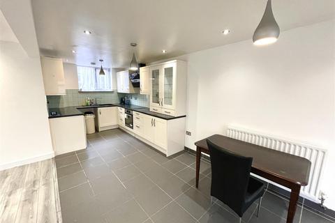4 bedroom terraced house to rent, Leven Walk, Bedford