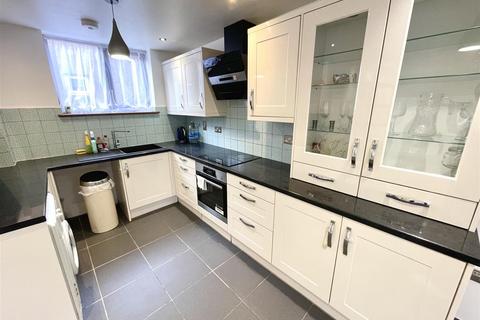 4 bedroom terraced house to rent, Leven Walk, Bedford