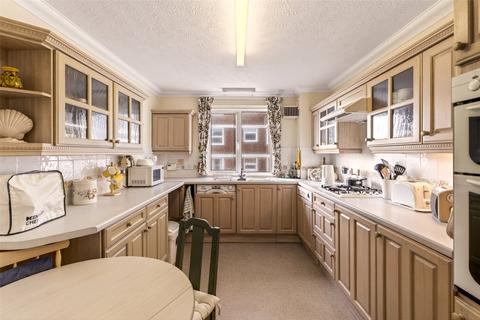 2 bedroom flat for sale, Sheraton Lodge, West Parade, Worthing, West Sussex, BN11