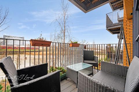 Studio for sale, Amelia House, Lyell Street, London, E14