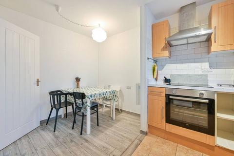2 bedroom flat to rent, Kinglake Street, Elephant and Castle, London, SE17
