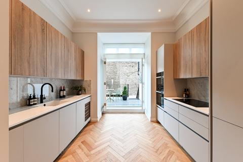 3 bedroom flat for sale, Roland Gardens, Chelsea, South Kensington, London
