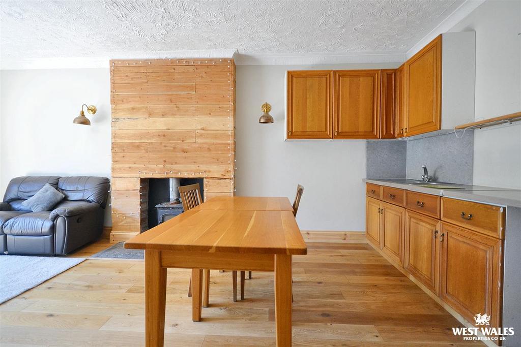 Kitchen / Dining Area