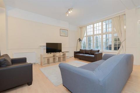 4 bedroom flat to rent, Gloucester Road, London SW7
