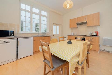 4 bedroom flat to rent, Gloucester Road, London SW7