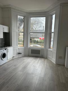 Studio to rent, Iffley Road, London W6
