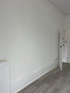Studio to rent, Iffley Road, London W6