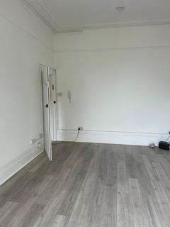 Studio to rent, Iffley Road, London W6