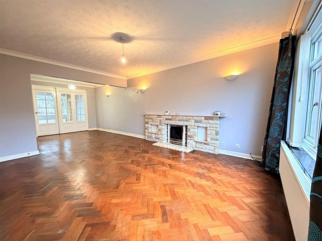 Sitting and dining room1