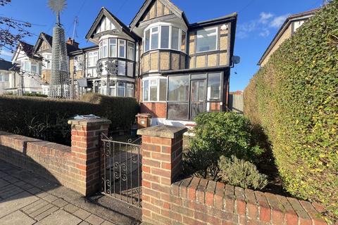 3 bedroom terraced house to rent, Capthorne Avenue, Harrow HA2