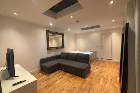 2 bedroom ground floor flat to rent, Heathstan Road, London W12