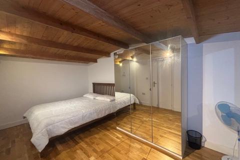 2 bedroom ground floor flat to rent, Heathstan Road, London W12