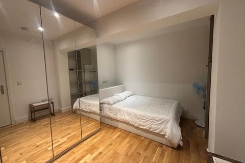 2 bedroom ground floor flat to rent, Heathstan Road, London W12