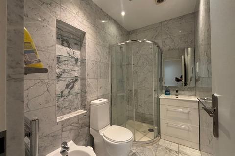 2 bedroom ground floor flat to rent, Heathstan Road, London W12