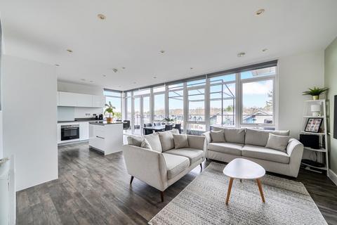 2 bedroom flat for sale, Beech House, Woking GU22