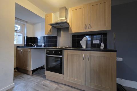 2 bedroom end of terrace house to rent, Union Road, Liversedge