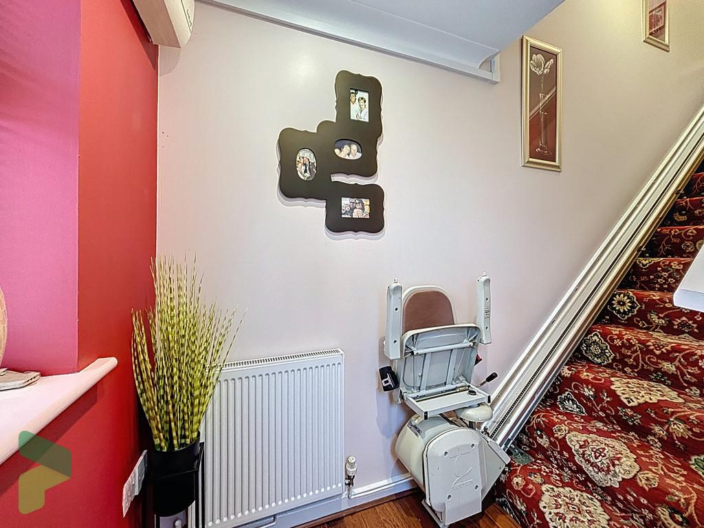Entrance hall staicase to 1st floor