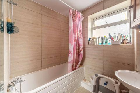 2 bedroom flat to rent, Aran Drive, Stanmore, HA7