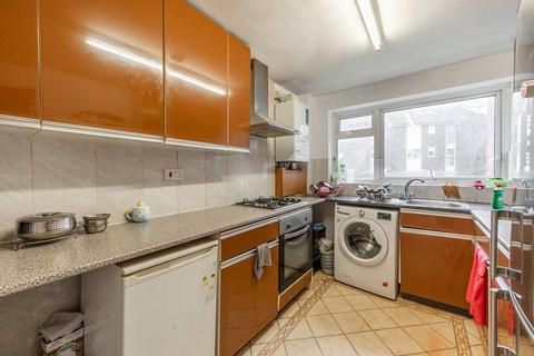 2 bedroom flat to rent, Aran Drive, Stanmore, HA7