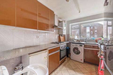 2 bedroom flat to rent, Aran Drive, Stanmore, HA7