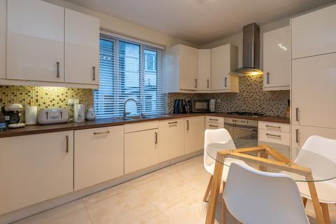 3 bedroom flat to rent, Heathway Court, Finchley Road, London