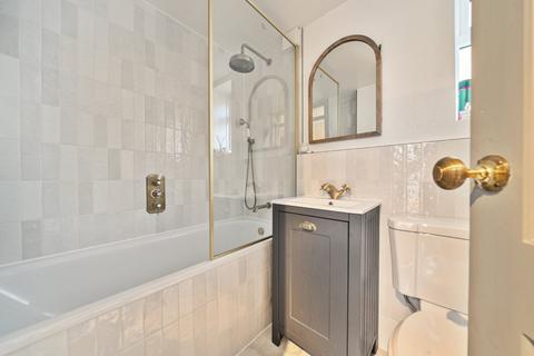 3 bedroom flat for sale, Sandycombe Road, Richmond, Surrey