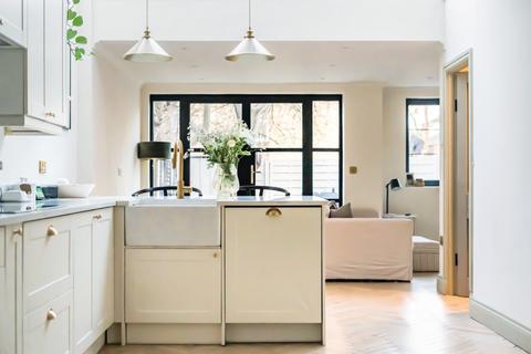 3 bedroom flat for sale, Sandycombe Road, Richmond, Surrey