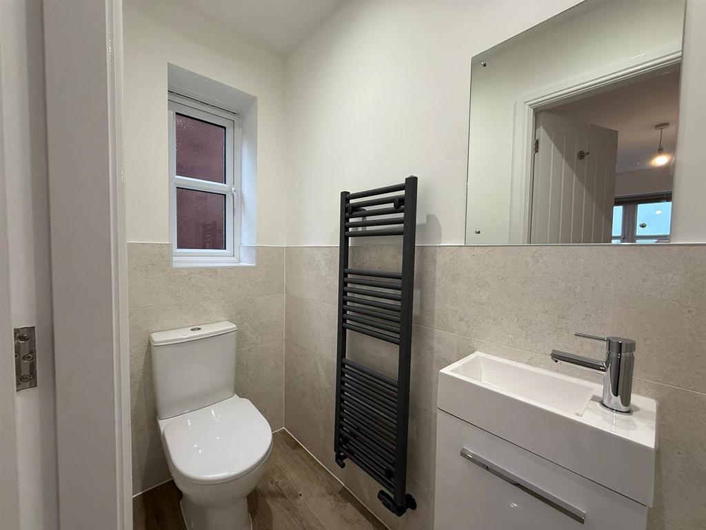 Ensuite shower room.jpg