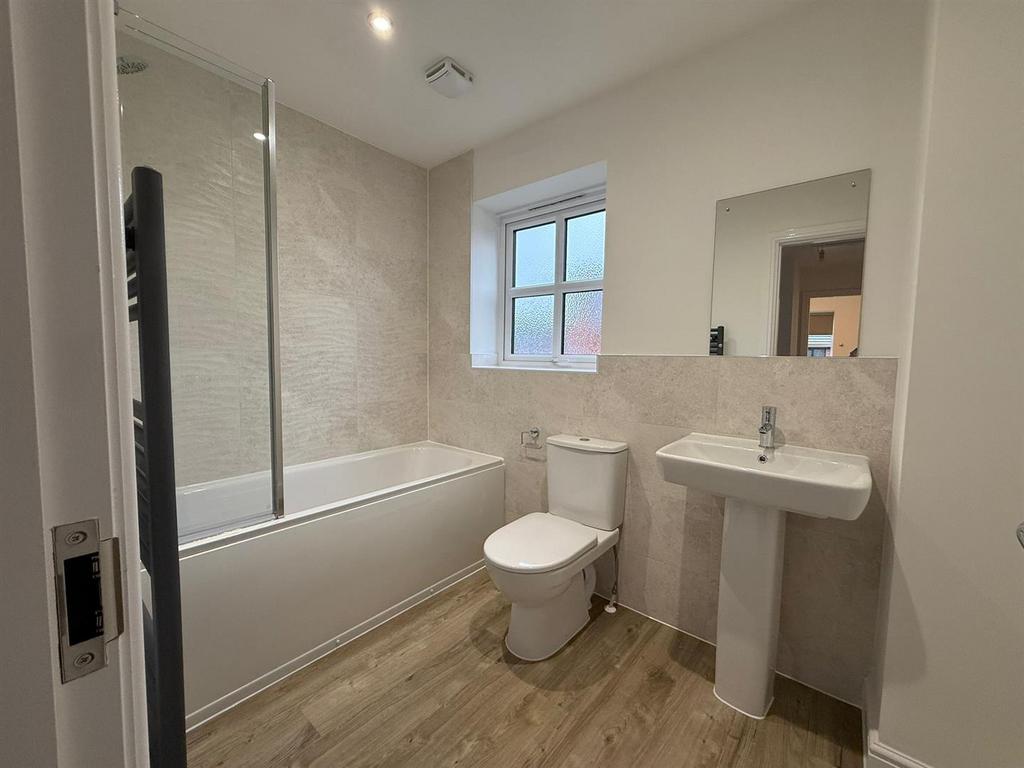 Main bathroom.jpg