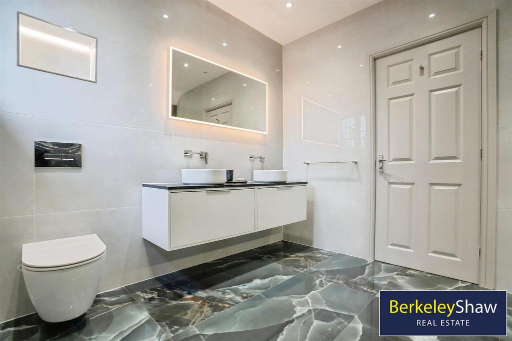 Ensuite Bed 1