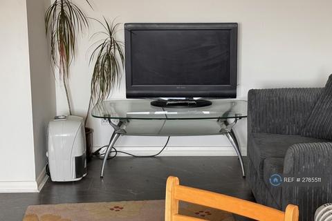 2 bedroom flat to rent, Bracken Close, London, E6