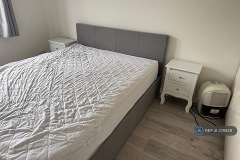 2 bedroom flat to rent, Bracken Close, London, E6
