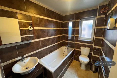 2 bedroom flat to rent, Bracken Close, London, E6