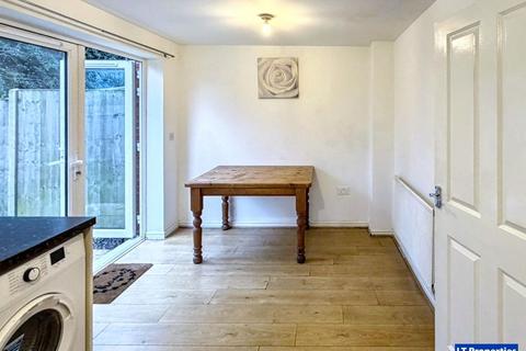 3 bedroom semi-detached house to rent, luton LU3