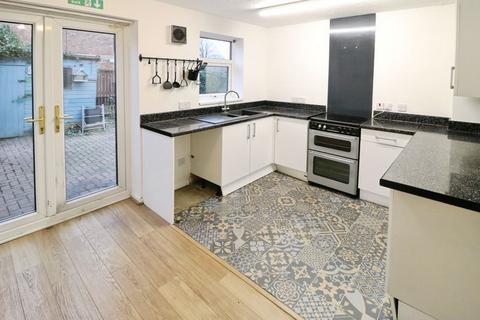 2 bedroom semi-detached house to rent, Berberis Close, Hull
