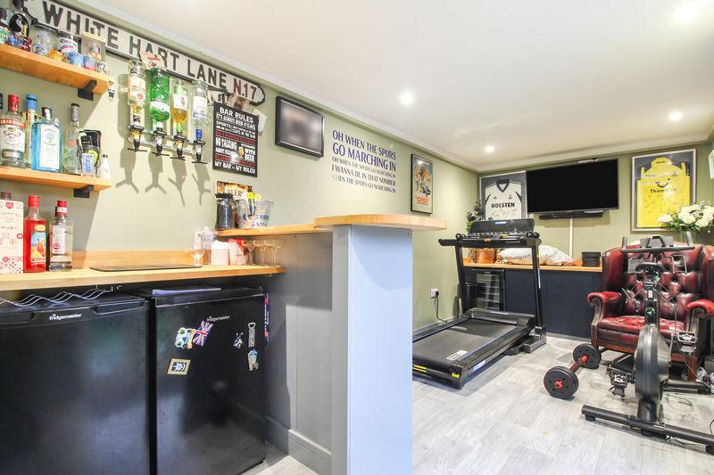 Bar/Gym