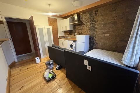 Studio to rent, Richmond Way, London W14