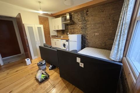 Studio to rent, Richmond Way, London W14