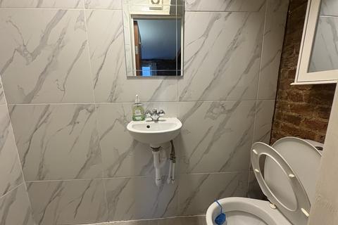 Studio to rent, Richmond Way, London W14