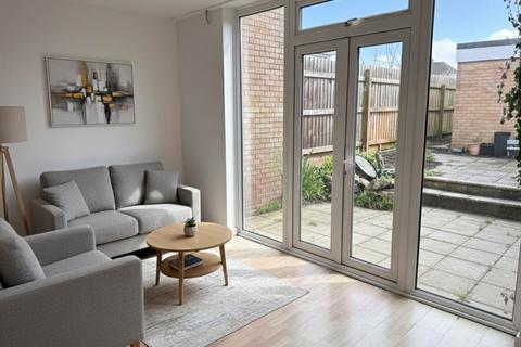 3 bedroom house to rent, Mortimer Court, Exeter EX2