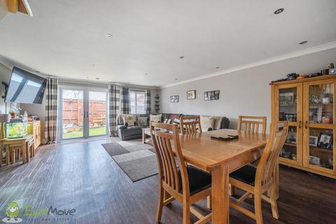 3 bedroom end of terrace house for sale, Coombe Court, Thatcham RG19