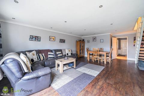 3 bedroom end of terrace house for sale, Coombe Court, Thatcham RG19